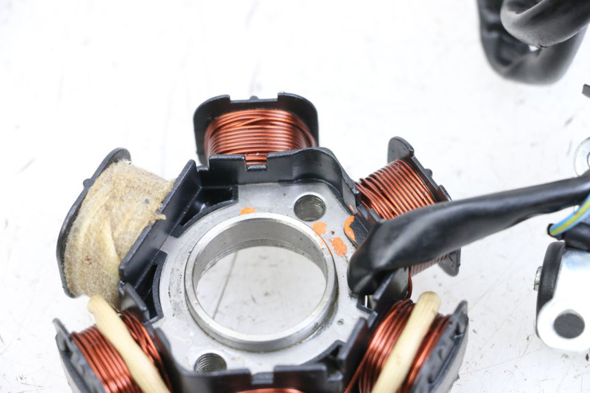 photo de STATOR PEUGEOT SPEEDFIGHT 4 2T 50 (2015 - 2019) - Estado de la superficie y material