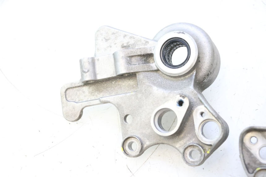 photo de SOPORTE PINZA DELANTERO PIAGGIO MP3 HPE 530 (2022 - 2026) - Otra perspectiva