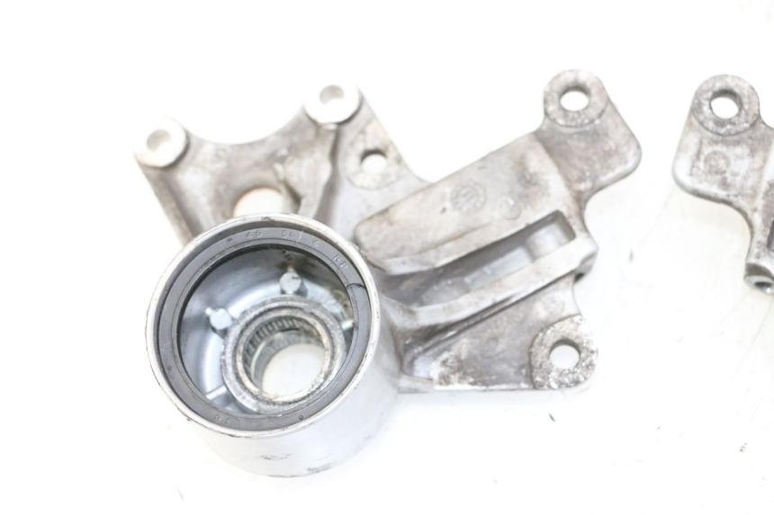 photo de SOPORTE PINZA DELANTERO PIAGGIO MP3 500 (2011 - 2015) - Detalles de los puntos de fijación