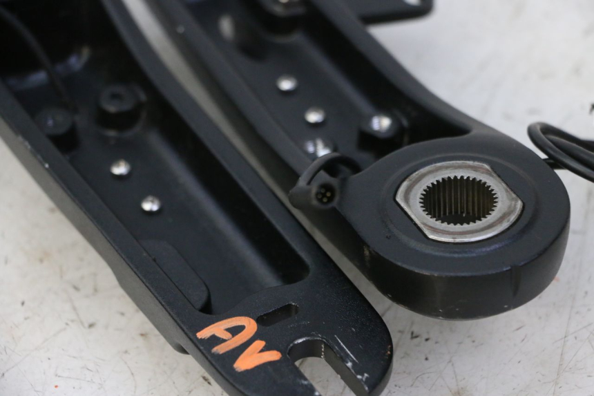 photo de SOPORTE DE PINZA DE FRENOS DELANTERA DUALTRON VICTOR LIMITED 1 - Zoom estado de uso