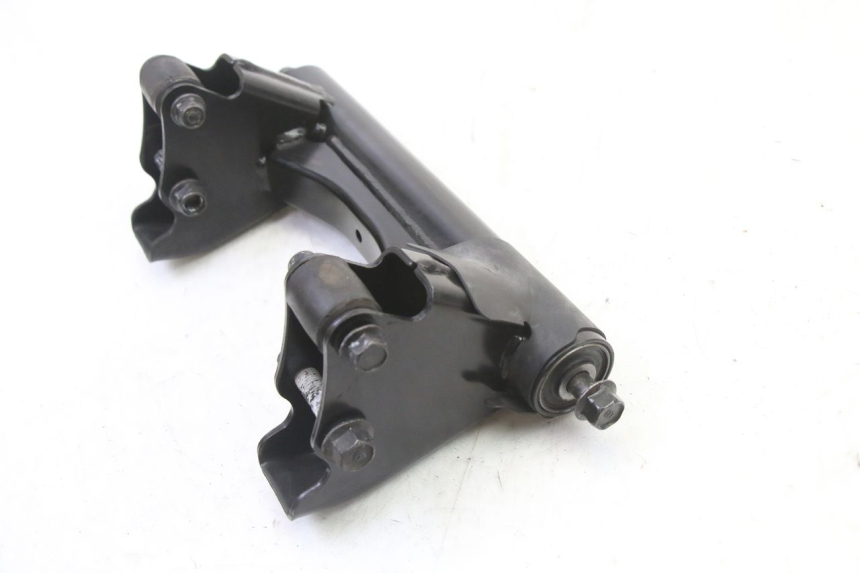 photo de SOPORTE MOTOR YAMAHA XMAX X-MAX 125 (2021 - 2025) - Detalles de los puntos de fijación