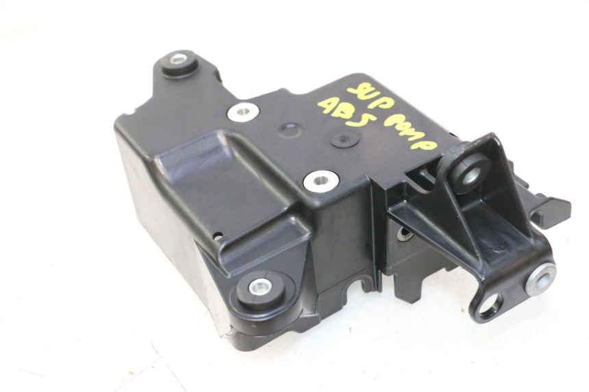 photo de SOPORTE BOMBA ABS PIAGGIO MP3 HPE 530 (2022 - 2026) - Detalle de la pieza