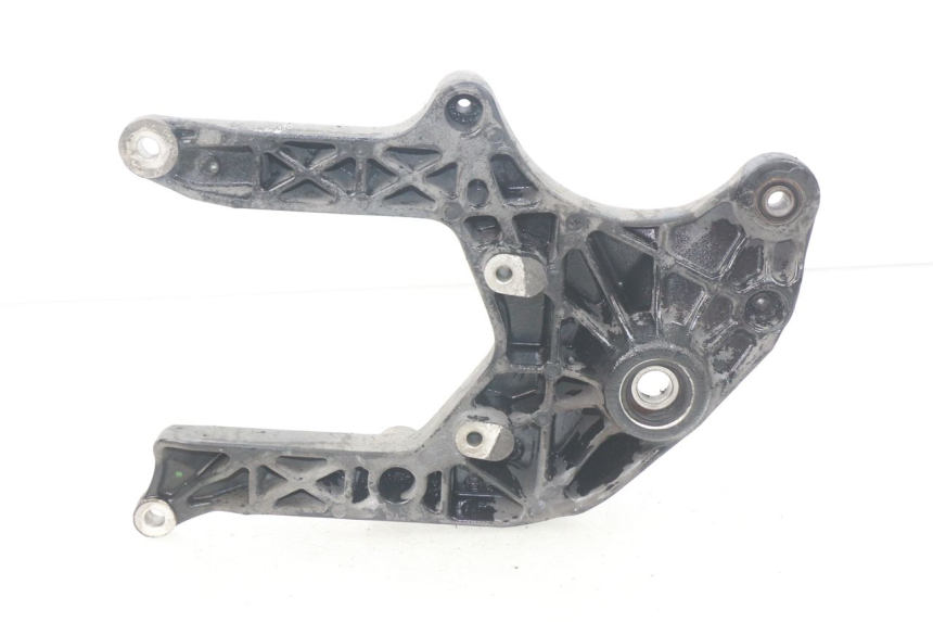 photo de SOPORTE DE ESCAPE SUZUKI BURGMAN 125 (2007 - 2014) - Detalle de la pieza