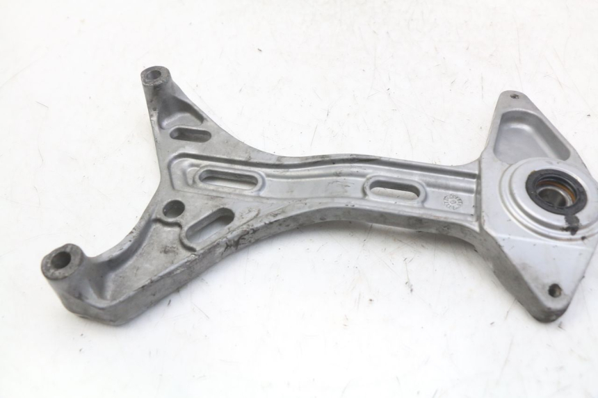 photo de SOPORTE DE ESCAPE HONDA FES PANTHEON 2T 125 (1998 - 2002) - Otra perspectiva