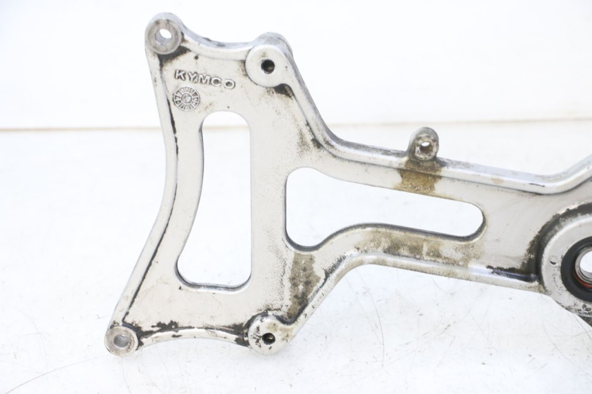 photo de MONTAJE TUBO ESCAPE KYMCO GRAND DINK 125 (2002 - 2007) - Primer plano técnico