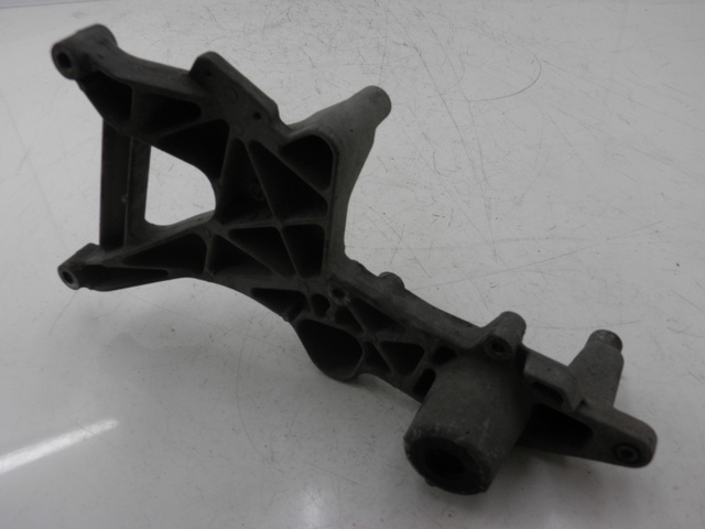 photo de MONTAJE TUBO ESCAPE HONDA FES PANTHEON 125 (2003 - 2007) - Detalles de los puntos de fijación