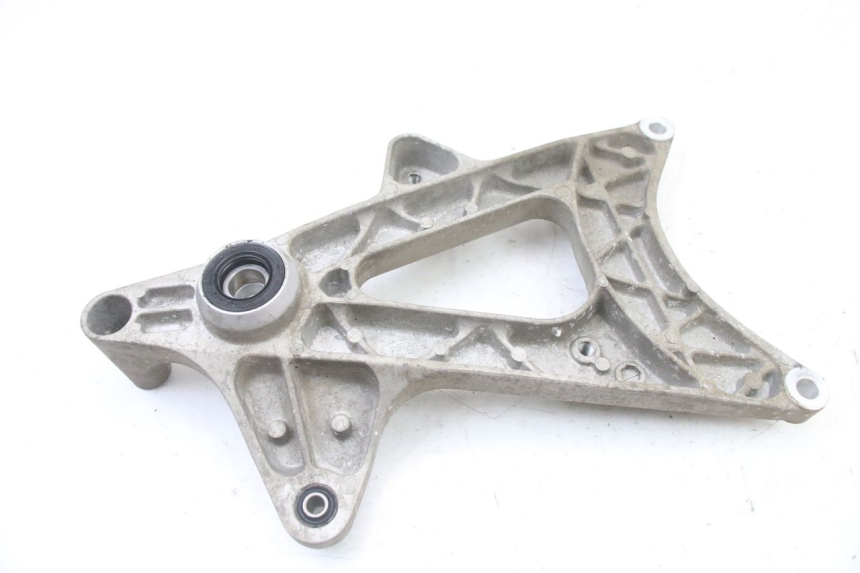 photo de MONTAJE TUBO ESCAPE HONDA PCX (JF57/JF64) 125 (2014 - 2018) - Primer plano técnico