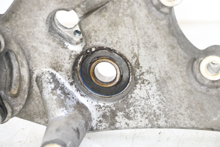 photo de MONTAJE TUBO ESCAPE PIAGGIO MP3 HPE 350 (2018 - 2020) - Primer plano técnico