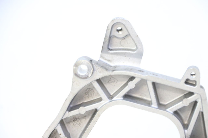 photo de MONTAJE TUBO ESCAPE PIAGGIO MP3 HPE 310 (2024 - 2025) - Primer plano técnico