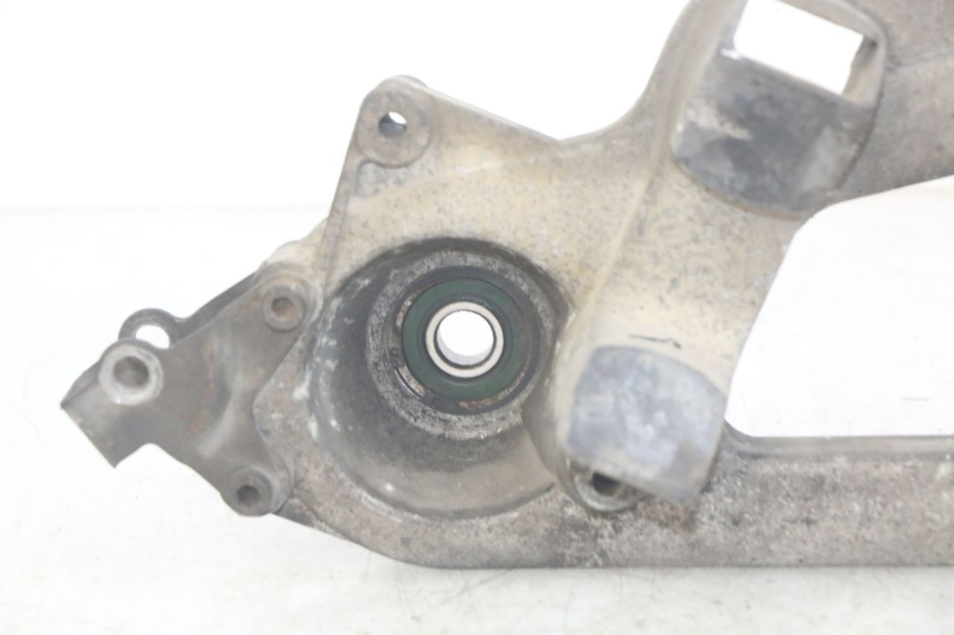 photo de SOPORTE DE ESCAPE PIAGGIO MP3 LT 400 (2007 - 2012) - Primer plano técnico