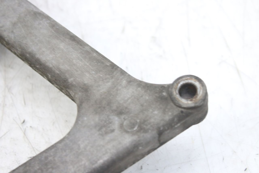 photo de SOPORTE DE ESCAPE PEUGEOT SATELIS 125 (2010 - 2012) - Detalles de los puntos de fijación