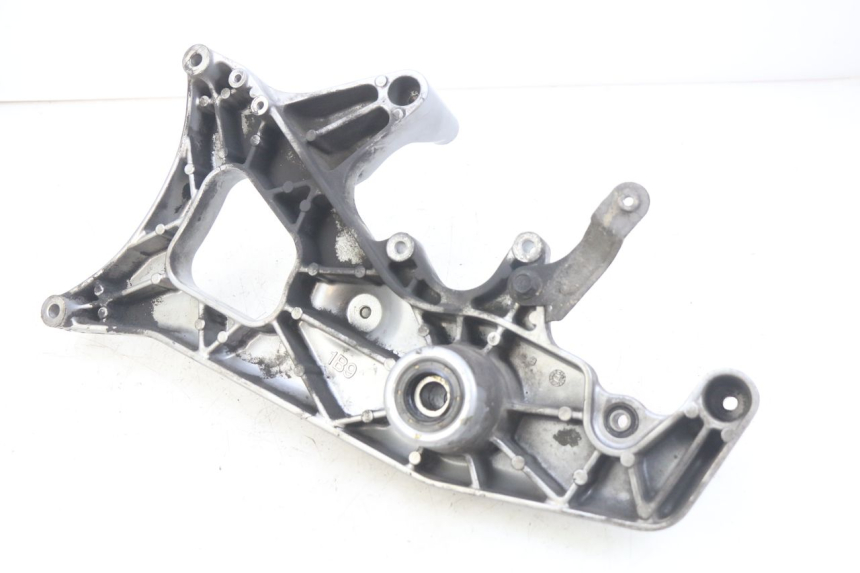 photo de SOPORTE DE ESCAPE YAMAHA XMAX X-MAX 125 (2006 - 2009) - Detalle de la pieza