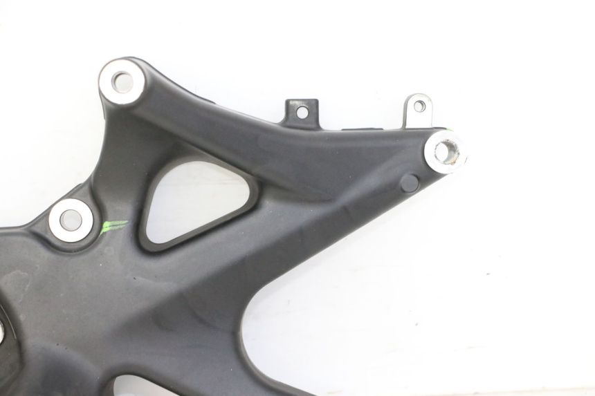 photo de MONTAJE TUBO ESCAPE YAMAHA XMAX X-MAX 125 (2021 - 2025) - Primer plano técnico