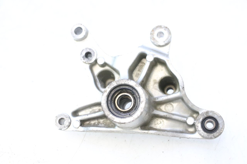 photo de SOPORTE DE ESCAPE YAMAHA YP MAJESTY 125 (2002 - 2006) - Primer plano técnico