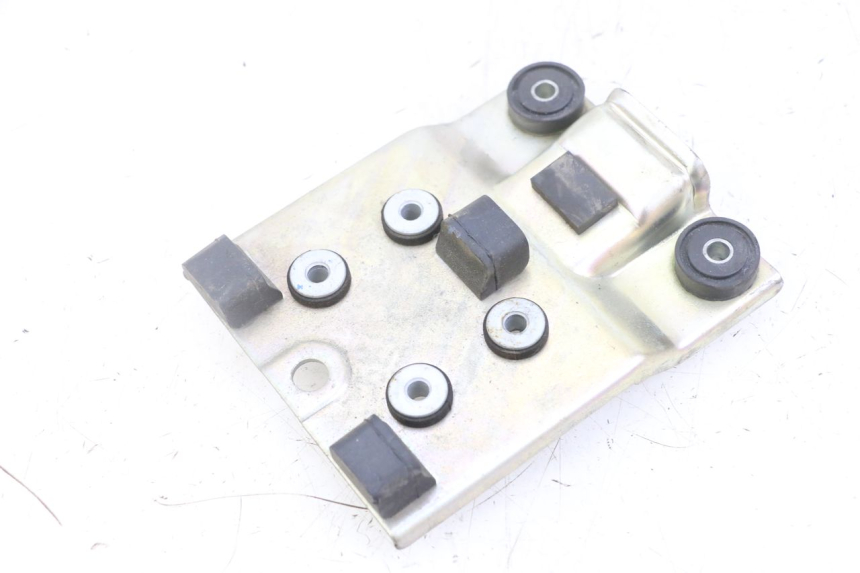 photo de SOPORTE DEPOSITO FUEL SUZUKI GSX F GSXF 650 (2007 - 2015) - Primer plano técnico