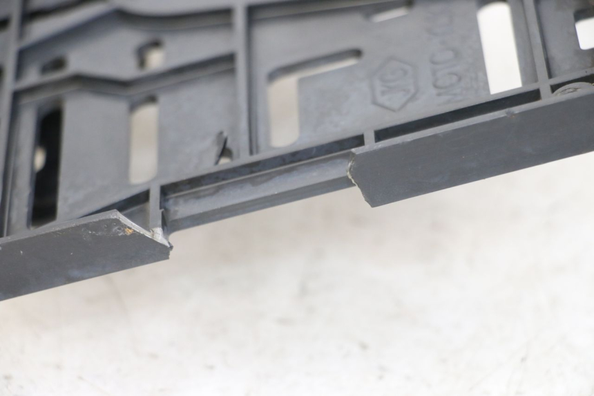 photo de SOPORTE DE PLACA YAMAHA BW'S BWS 125 (2010 - 2013) - Primer plano técnico