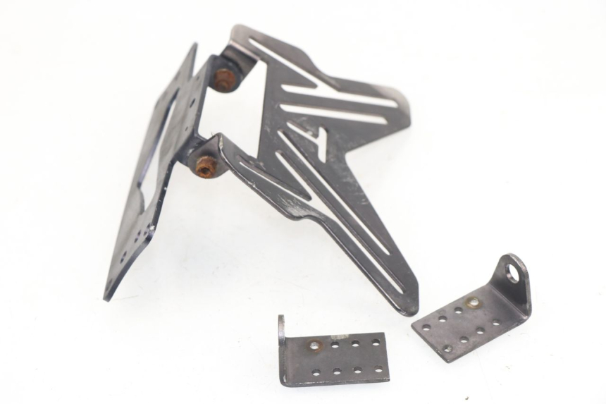 photo de PORTA MATRICULA SUZUKI GSR 750 (2011 - 2017) - Primer plano técnico