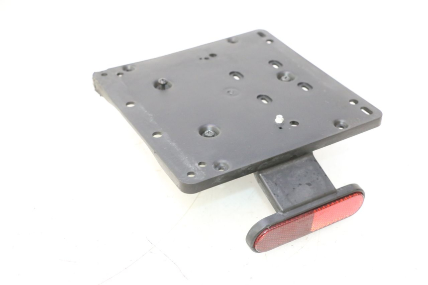 photo de PORTA MATRICULA PIAGGIO MP3 HPE 530 (2022 - 2026) - Primer plano técnico