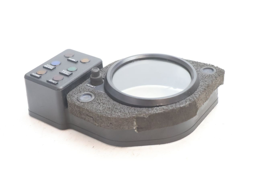 photo de INSTRUMENTOS HONDA XRV AFRICA TWIN 750 (1990 - 1992) - Primer plano técnico