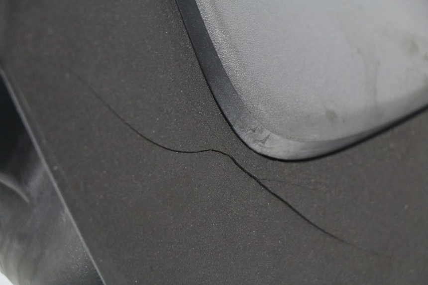 photo de TAPA FRONTAL INTERIOR PIAGGIO BEVERLY 500 (2003 - 2007) - Detalle de la pieza