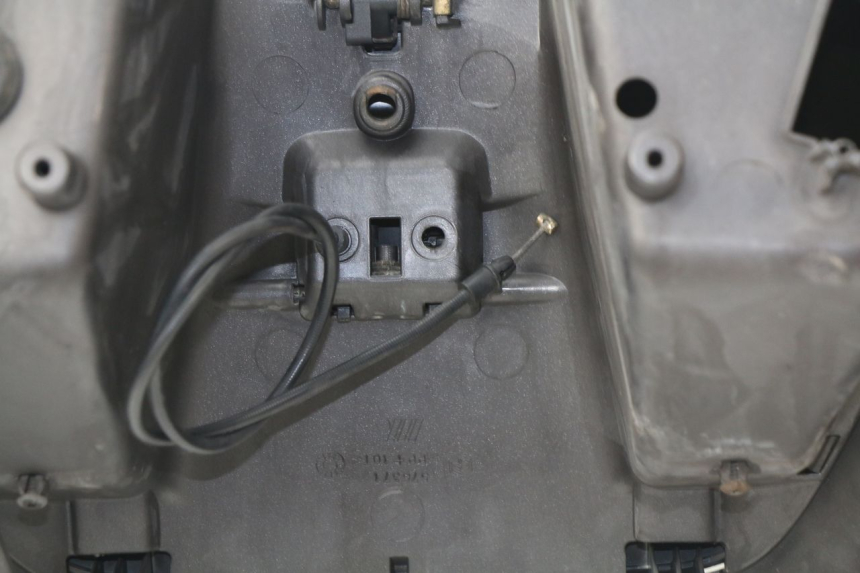 photo de TAPA FRONTAL INTERIOR PIAGGIO BEVERLY 500 (2003 - 2007) - Estado de la superficie y material