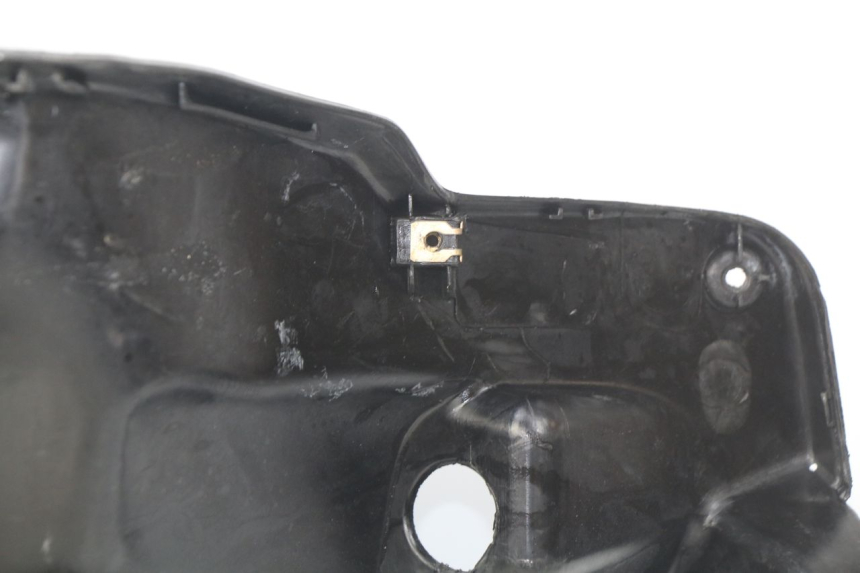 photo de TAPA FRONTAL INTERIOR MBK BOOSTER NEXT GENERATION 50 (2004 - 2007) - Detalles de los puntos de fijación