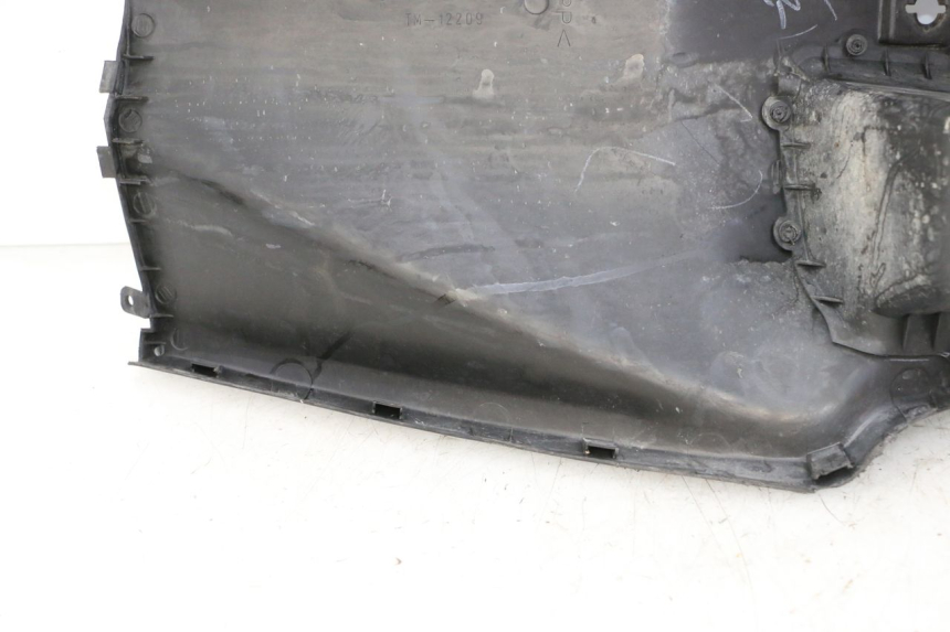 photo de TAPA FRONTAL INTERIOR YAMAHA BW'S 100 (1999 - 2002) - Zoom sobre los componentes