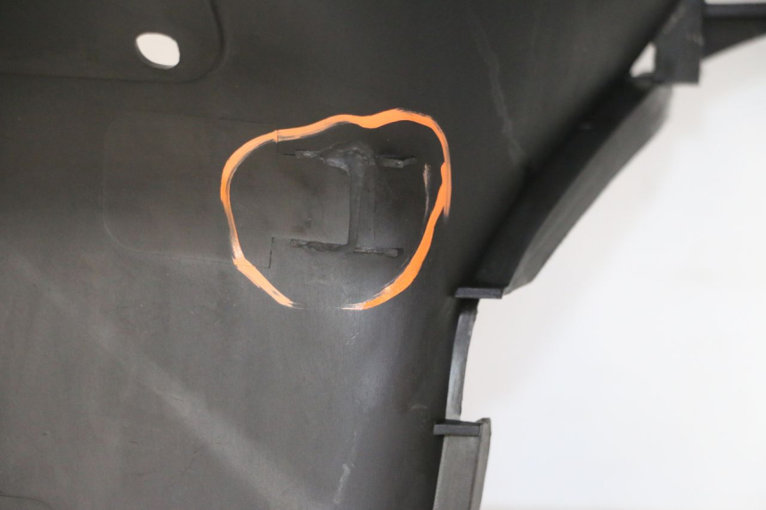 photo de TAPA FRONTAL INTERIOR KYMCO DINK STREET 125 (2009 - 2014) - Primer plano técnico