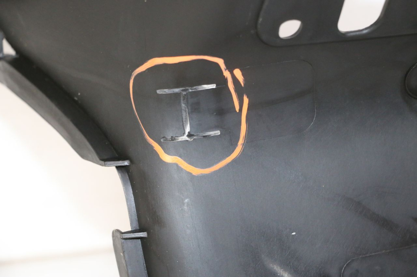 photo de TAPA FRONTAL INTERIOR KYMCO DINK STREET 125 (2009 - 2014) - Detalles de los puntos de fijación