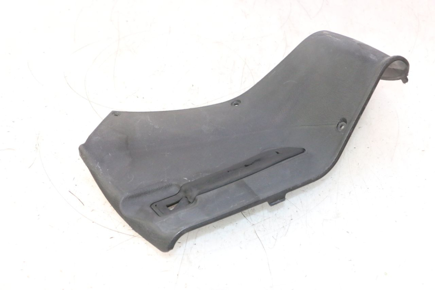 photo de TAPA FRONTAL INTERIOR GILERA GP 800 (2007 - 2013) - Detalle de la pieza
