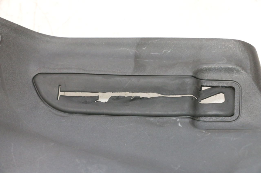 photo de TAPA FRONTAL INTERIOR GILERA GP 800 (2007 - 2013) - Zoom estado de uso