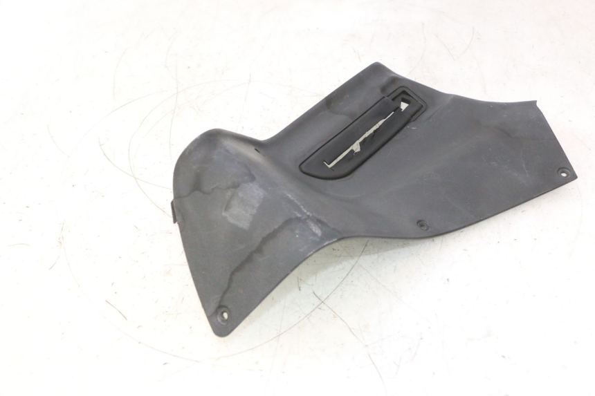 photo de TAPA FRONTAL INTERIOR GILERA GP 800 (2007 - 2013) - Primer plano técnico