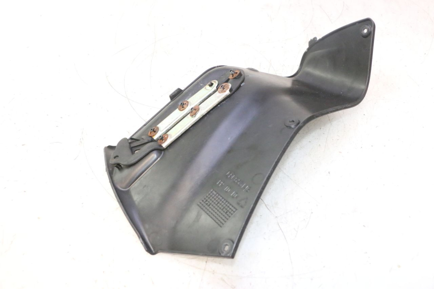 photo de TAPA FRONTAL INTERIOR GILERA GP 800 (2007 - 2013) - Detalles de los puntos de fijación