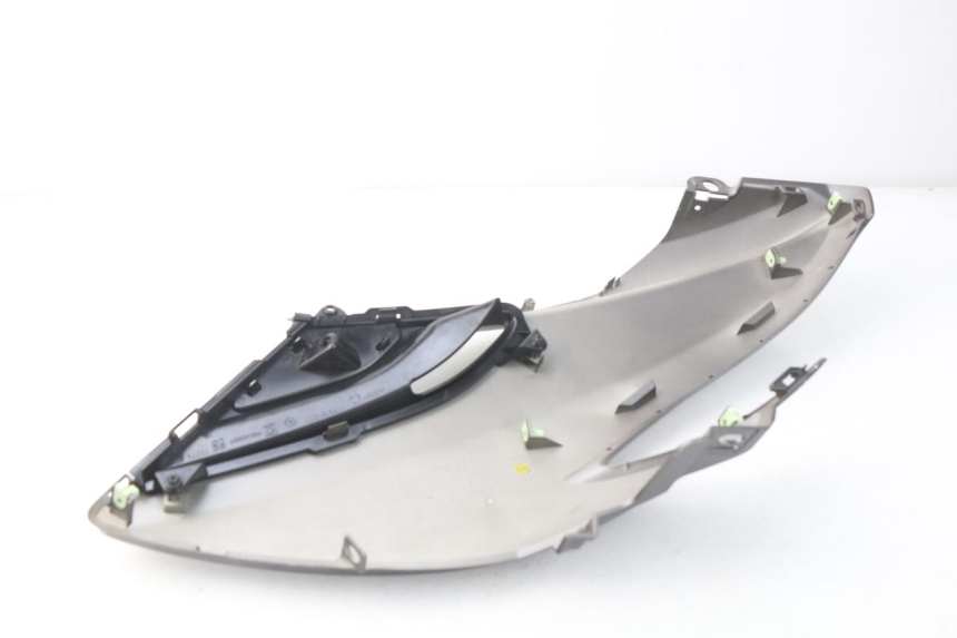 photo de TAPA FRONTAL INTERIOR PEUGEOT METROPOLIS 400 (2017 - 2020) - Detalle de la pieza