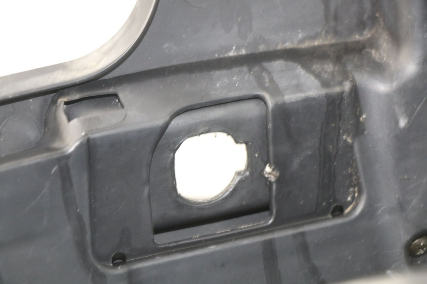 photo de TAPA FRONTAL INTERIOR SYM GTS EVO 125 (2009 - 2013) - Primer plano técnico
