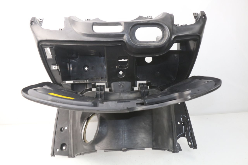 photo de TAPA FRONTAL INTERIOR SYM GTS EVO 125 (2009 - 2013) - Detalles de los puntos de fijación