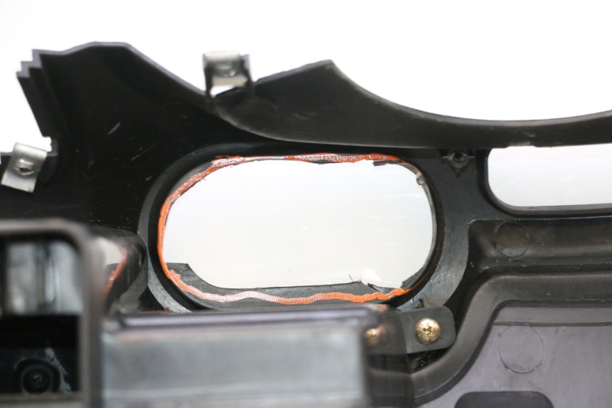 photo de TAPA FRONTAL INTERIOR SYM GTS EVO 125 (2009 - 2013) - Detalles de los puntos de fijación