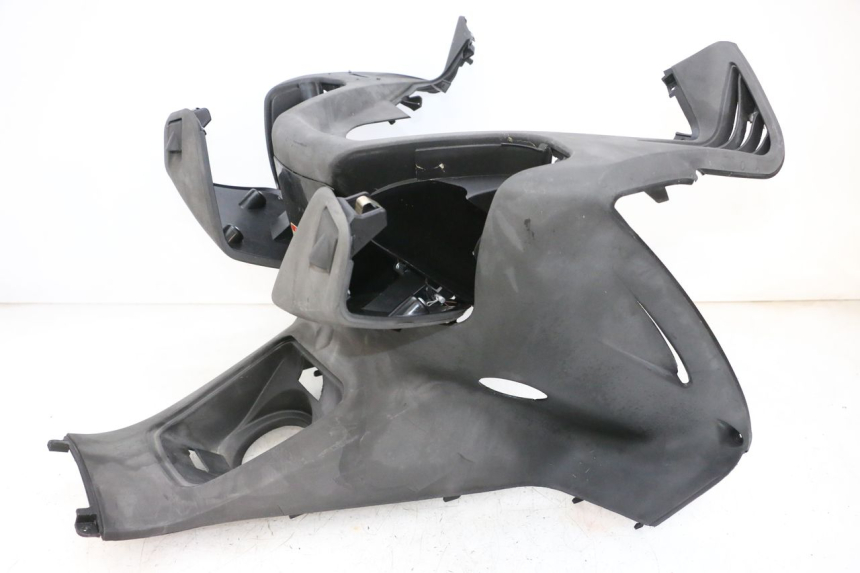 photo de TAPA FRONTAL INTERIOR JM MOTORS GTS 125 (2015 - 2019) - Zoom sobre los componentes