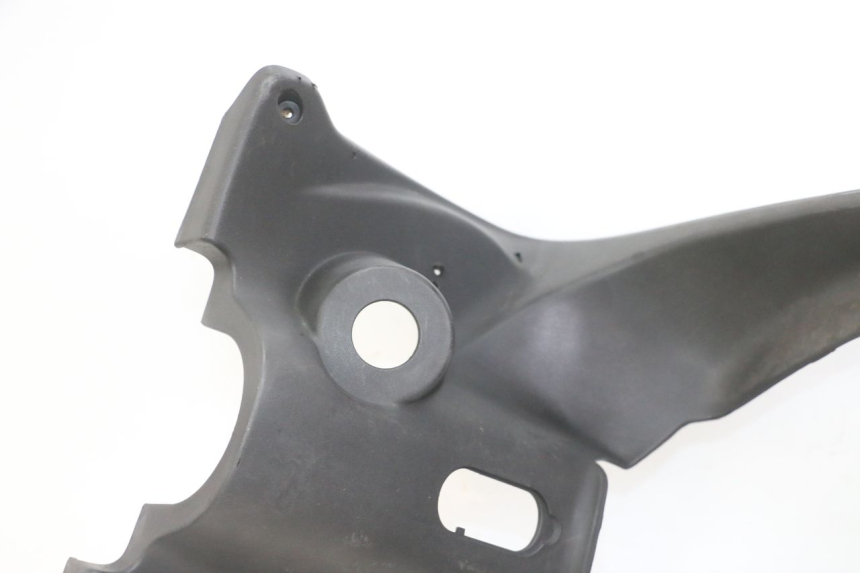 photo de TAPA FRONTAL INTERIOR PEUGEOT JET FORCE CARBU 50 (2003 - 2016) - Perfil de la pieza de repuesto