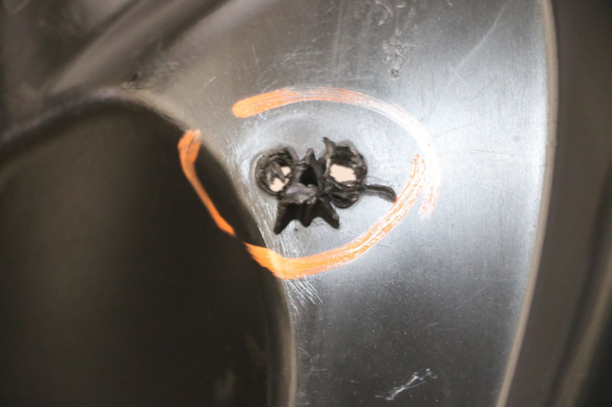 photo de TAPA FRONTAL INTERIOR PEUGEOT JET FORCE CARBU 50 (2003 - 2016) - Detalles de los puntos de fijación