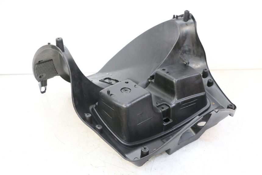 photo de TAPA FRONTAL INTERIOR LONGJIA SHARPY 125 (2020 - 2024) - Detalle de la pieza