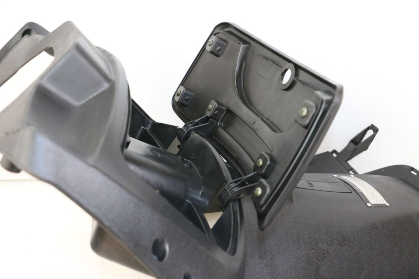 photo de TAPA FRONTAL INTERIOR LONGJIA SHARPY 125 (2020 - 2024) - Detalles de los puntos de fijación