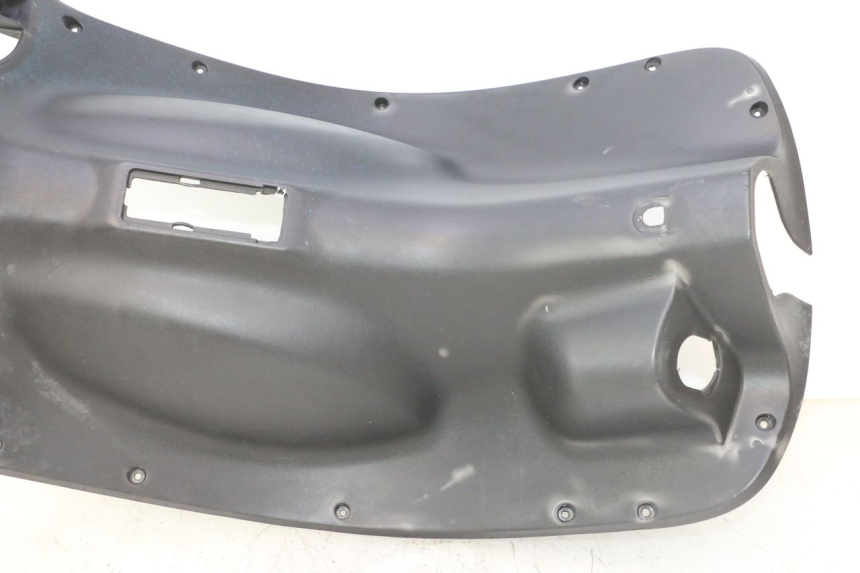 photo de TAPA FRONTAL INTERIOR SYM MIO 50 (2005 - 2010) - Enfoque en la estructura