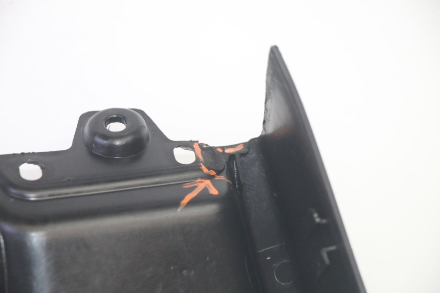 photo de TAPA FRONTAL INTERIOR PIAGGIO MP3 HPE 350 (2018 - 2020) - Primer plano técnico