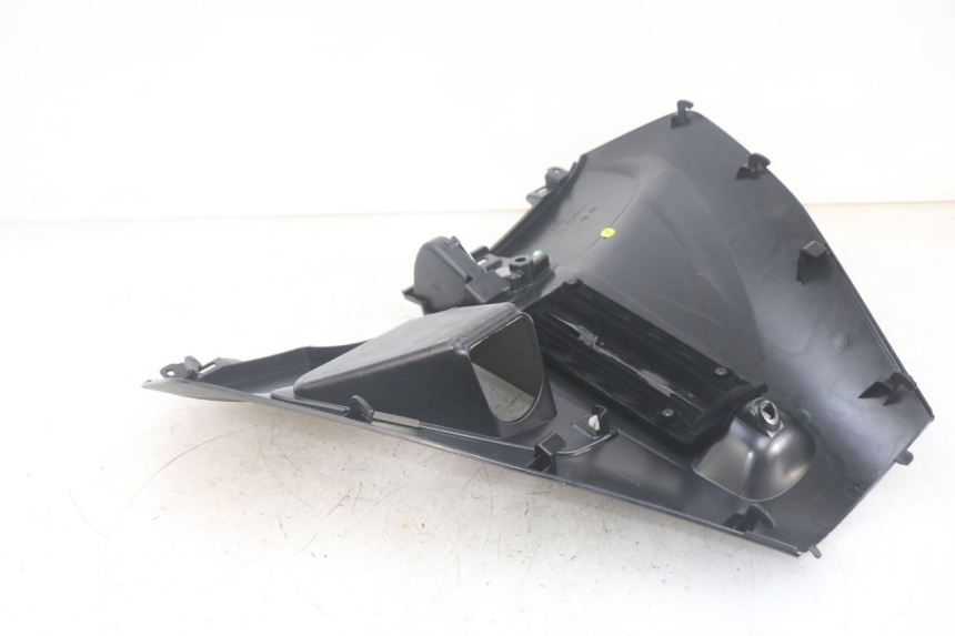 photo de TAPA FRONTAL INTERIOR PIAGGIO MP3 HPE 300 (2019 - 2026) - Zoom estado de uso