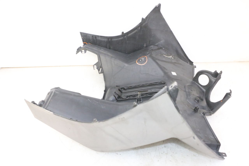 photo de TAPA FRONTAL INTERIOR PIAGGIO MP3 RL 250 (2006 - 2010) - Detalle de la pieza