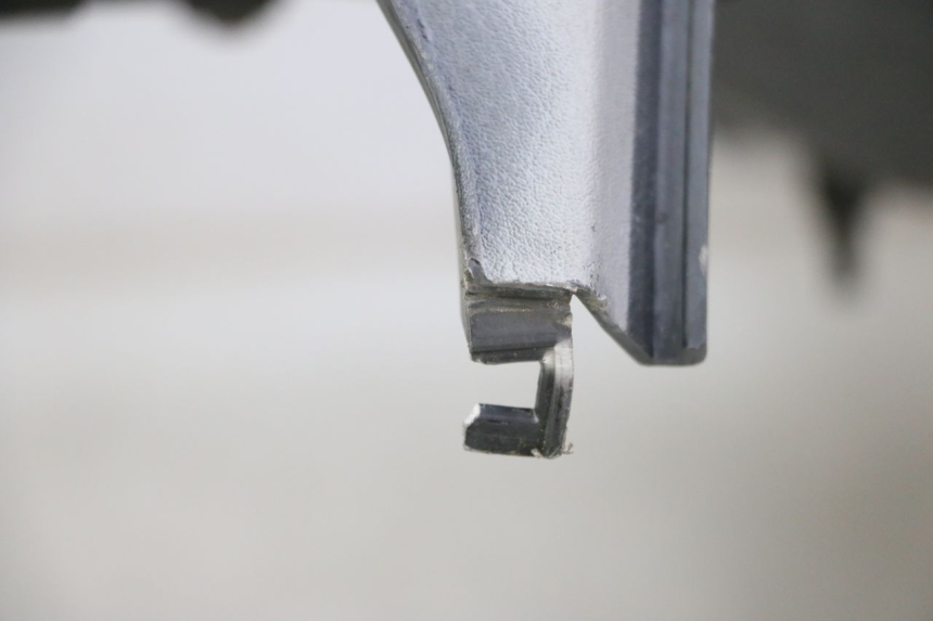 photo de TAPA FRONTAL INTERIOR PIAGGIO MP3 RL 250 (2006 - 2010) - Características distintivas