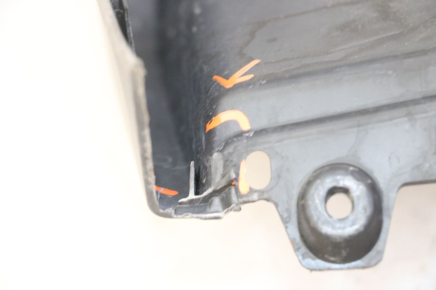 photo de TAPA FRONTAL INTERIOR PIAGGIO MP3 RL 250 (2006 - 2010) - Zoom estado de uso