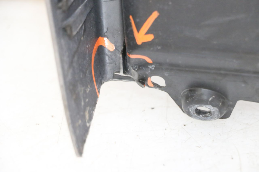 photo de TAPA FRONTAL INTERIOR PIAGGIO MP3 RL 250 (2006 - 2010) - Primer plano técnico