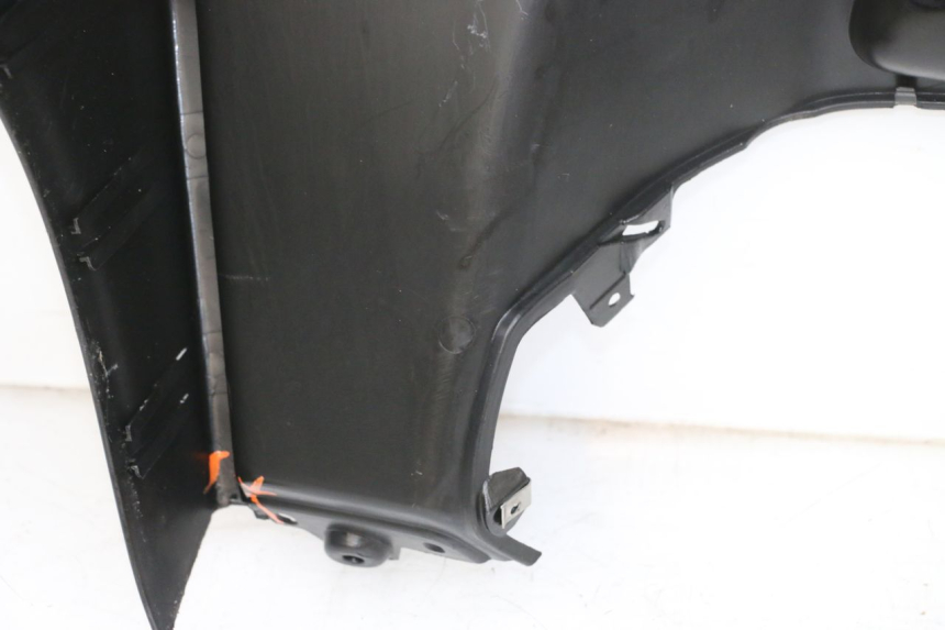 photo de TAPA FRONTAL INTERIOR PIAGGIO MP3 500 (2016 - 2018) - Detalles de los puntos de fijación